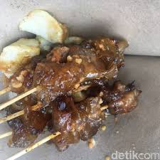 Sate jeroan ayam bumbu lapis, panggang teflon enak lainnya. Jajan Sate Kere Yang Gurih Kenyal Di Pasar Beringharjo