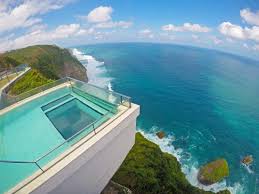 Di pantai ini sahabat akan menjejaki perbukitan hijau serta pemandangan yang cukup indah yaitu beberapa pulau kecil dan hijau yang berada di pinggir maupun tengah laut. Yuk Intip 10 Kolam Renang Di Bali Dengan Pemandangan Yang Memanjakan Mata