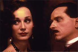 Chiar dacă „o vară de neuitat se deschide şi se închide cu vocea unui narator, unul din cei trei copii ai cuplului dumitriu, povestea nu este spusă din perspectiva unui copil. An Unforgettable Summer Mk2 Films