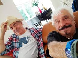 Claude Barzotti Ses Emotions Fan Club Officiel : Claude Barzotti vous salut  en compagnie de son ami Lou De Pryck