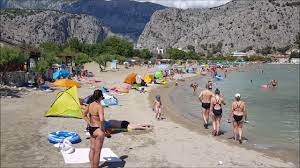 Omis strandjai a folyó hordalékának köszönhetően homokosak, így családok részére is bátran javasoljuk az omisi nyaralást. Omis Beach Croatia Homokos Strand Horvatorszag Youtube
