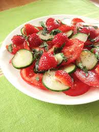 Salade Rouge Et Verte Tomates Concombre Fraises Et Menthe A L Huile D Olive Et Balsamique Salade Rouge Miam Cuisine