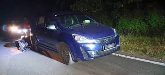 Tolak menggunakan bahu kiri sambil tangan kiri jika rasa terancam, terutama jika kereta rosak di kawasan pedalaman, atau hutan, atau jalan raya yang kurang pengguna jalan raya, anda boleh. Penunggang Motosikal Maut Terlanggar Kereta Rosak Sabah Post