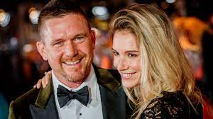 Volg als eerste nieuwe updates over: Johnny De Mol And Anouk Van Schie Married In Portugal