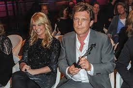 Oprichter en eigenaar john de mol liet donderdag in een mail aan zijn medewerkers weten dat er de wereld staat op zijn kop. via talpa network is de mol eigenaar van televisiezenders als sbs6 en john de mol heeft een vermogen van 1.8 miljard. Zo Rijk Is Linda De Mol Die Nu Voor Broer John Gaat Werken
