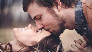 12 uncommon romantic gestures that will make your girl weak at the knees forehead kisses couple photography romantic gestures