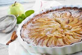 Nelle giornate di pioggia è una manna, uno di quei dolci che con semplicità, ti riconcilia con il mondo intero. Torta Di Mele Con Crema Pasticcera Dolce Originale E Sorprendente