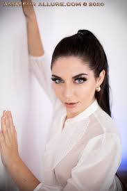 Amateur Allure | Behind the Scenes | Page 22