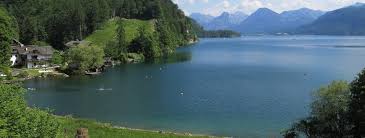 Er liegt zum größten teil im nordosten des bundeslandes salzburg, ein kleiner teil gehört zu oberösterreich, und er ist mit 13 km² einer der größten und bekanntesten seen in der region salzkammergut. Wolfgangsee Bei Outdooractive Com Reisefuhrer