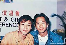 冷雨夜 chord譜 結他譜 吉他譜 簡譜。主唱 beyond, 作曲： 黃家駒, 填詞： 黃家強 (在)(雨)(中)漫步 藍(色)街燈漸露 (相)對望無(聲)緊擁抱著 為了(找)往(日) 尋(溫)韾的往(日) 消失(了). é»ƒå®¶é§'è¦ªå¼Ÿå¼Ÿé»ƒå®¶å¼·å…¨å®¶è¿'ç…§ æ—¥æœ¬å¦»å­ç¾Žéº— å…'å­å¯æ„› è¢«ç¨± ç„¡æ•µè²æ–¯æ‰‹ æ¯æ—¥é ­æ¢