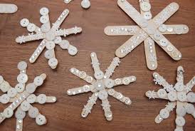 Schneeflocken Basteln Mit Holzspateln Schneeflocken Basteln Weihnachtszeit Basteln Winterdeko Basteln