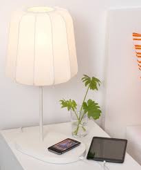 Ikea Varv De Lamp Die Draadloos Je Telefoon Oplaadt Guest Room Essentials Table Lamps Living Room Bedside Table Lamps