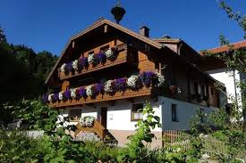 Unser haus befindet sich nur 4 kilometer von schladming zentrum entfernt auf einer seehöhe von 960 meter mit bestem ausblick in die umliegende bergwelt! Haus Engelhardt Appartement Zimmer Schladming Schladming Dachstein Steiermark
