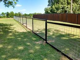 The spacing of the wire is different in the upper part and the lower part. Build A Modern Hog Wire Fence The Complete Diy Guide