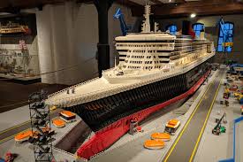 Die queen mary 2 ist. Riesiges Lego Modell Der Queen Mary 2 In Hamburg Zusammengebaut