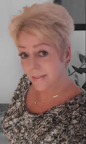 Hello, would some kind talented person put these 2 pics into 1, please and  thankyou in advance 😊