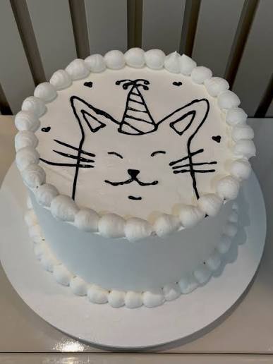 Bolo de gatinho no tamanho P meia lua para comemorar um aniversário  temático ❤️