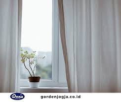 Apakah anda sedang mencari model gorden minimalis untuk rumah anda? Desain Gorden Cantik Untuk Rumah Minimalis Yang Kekinian