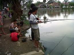 Asyiknya Mancing Di Kolam Retensi Tribun Sumsel