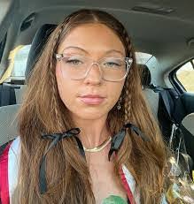 Abby Loudon's Instagram, Twitter & Facebook