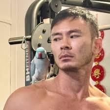 The Escape Artist strikes again! Here's the shameless Indian Ringneck,  abandoning his noble nest duties for snacks