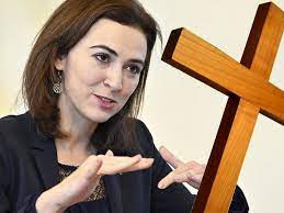 Alma zadic is on twitter known as @alma_zadic. Zadic Braucht Keine Kreuze In Klassenzimmern Osterreich Vol At