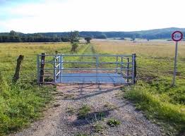 Weiderost Die Aufgabe Des Viehrostes Besteht Darin Weidetiere In Der Regel Rinder Schafe Und Andere Huftiere Am Verlassen Der Outdoor Farmland Vineyard