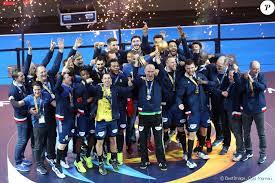 Pour notre 1er match , on affrontera la france double tenant du tire et champion olympique et certes on va perdre :d mais j'espère qu'on présentera un bon. L Equipe De France De Handball Celebre Son Titre Mondial Avec La Coupe Du Monde Lors Du Match De Finale Du Mondial De Handball France Norvege A L Accorhotels Purepeople