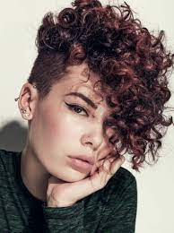 Kurze Haare Frauen Frisuren Kurze Haare Frauen Kurzhaarfrisuren Fur Lockige Haare Kurze Haare Stylen