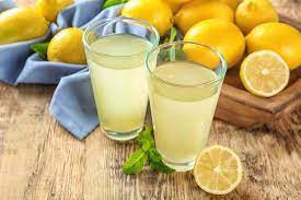 Iris buah lemon, kemudian peras. 5 Cara Membuat Air Lemon Untuk Membantu Diet Sehatmu