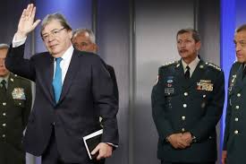 Durante su carrera política, fue alcalde de santiago de cali, miembro de la asamblea constituyente de 1991, diplomático, así como ministro del interior. Quien Es Carlos Holmes Trujillo Garcia El Nuevo Ministro De Defensa Gobierno Politica Eltiempo Com