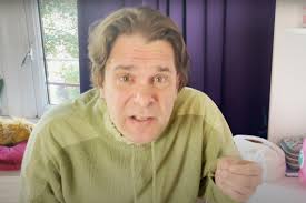 VIDEO: Hans Teeuwen vindt nieuwe woke-termen uit: "Talententerreur, het  ondraaglijke gevoel dat iemand gewoon beter is dan jij"