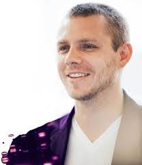 Kelly Smart's Instagram, Twitter & Facebook