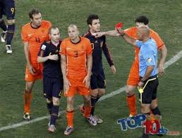 Y si llega a marcar heitinga al darle el balón a españa? Los 10 Partidos De Futbol En Mundiales Con Mas Tarjetas Top10de Com