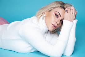 Sigue Melissa Galindo conquistando escenarios en el canto y actuación