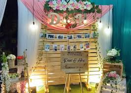 Makna tradisi ini adalah turun tanah atau saat pertama kali si kecil menginjakkan kaki ke tanah. Contoh Dekorasi Tedak Siten Sederhana Cek Bahan Bangunan