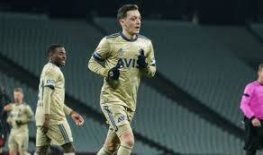 Kez giydiği burada gösterdiği performansla adından sıkça söz ettiren golcü oyuncudan flaş mesut özil sözleri geldi. Fenerbahceli Mesut Ozil Den Burak Yilmaz Paylasimi