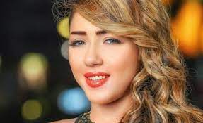 بالصور سارة سلامة تستفز المشاهدين بالشورت الساخن والسيجارة في مسلسل ابن حلال arab beauty beauty celebrities