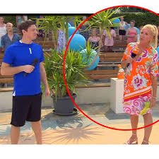Das blumige sommerkleid, die knallrot geschminkten lippen, die dunklen großen augen und dazu der klassische, weiße sonnenhut machen aus der moderatorin. Zdf Fernsehgarten Andrea Kiewel Total Genervt Sie Bricht Moderation Ab Und Beleidigt Kamerafrau Tv