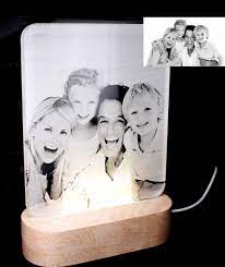 Let's put down our phones and put up frames to show off our favorite photos for a change! Cadre Photo Rectangulaire Sur Support Lumineux Led Personnalise Grave Gratuitement Fete Des Grands Meres