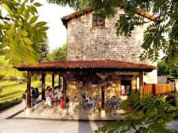 Montañas, lagos, senderos, gozando de un microclima especial donde poder gozar de la naturaleza. Posada El Remanso De Triviecu Posadas Rurales Cerca De Cabarceno Rurales Hoteles Ladrillo Macizo