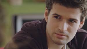 La série, créée en 2004, suit le quotidien des habitants du mistral, quartier fictif se situant à marseille, entre vie personnelle, intrigues policières. Plus Belle La Vie Du Vendredi 15 Janvier 2021 Resume En Avance De L Episode 4195 Spoilers News Series A La Tv Allocine