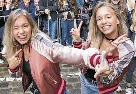 They make short videos, especially of lip syncing, on social media outlets such as tiktok, instagram and twitter. Sie Sind Jung Und Haben Mehr Fans Im Netz Als Die Meisten Deutschen Stars Doch Der Einfluss Birgt Auch Risiken Das Internetphanomen Lisa Und Lena News Esslinger Zeitung