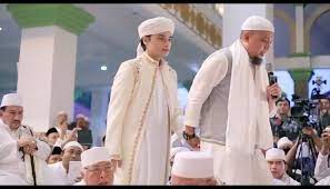 Namun menjelang hari bahagianya, ameer dihadapkan dengan kabar perseteruannya kakaknya alvin faiz dengan sang mantan istri larissa chou. Alasan Kuat Arifin Ilham Restui Pernikahan Alvin Yang Masih 17 Tahun Merahputih