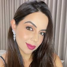 Alice Silveira's Instagram, Twitter & Facebook