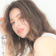 表参道ヒルズを眼下に見下ろすおしゃれ空間なヘアサロン。女性の髪悩みや気持ちを、優しくくみとってくれる敏腕美容師の杉山さんと平野さんは、感性豊かに今っぽさのある髪型を提案してくれる。 ブローチ 東京都渋谷区神宮前5の2の5 max & co.ビル5f 2020å¹´ ç¾Žäººè¦‹ãˆã™ã‚‹æœ€æ–°ãƒ˜ã‚¢ã‚¹ã‚¿ã‚¤ãƒ«ã§ å¤§äººå¥³æ€§ã®é­…åŠ›å¢—ã—å¢—ã— ç¾Žå®¹å®¤ ç¾Žå®¹é™¢lee ãƒªãƒ¼