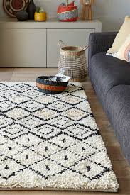 Un Tapis Pour Habiller Votre Salon Tapis Salon Tapis Colore Tapis A Motifs