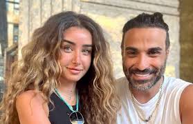 الفنان الكاريبي ذو الاصول السورية #باسم_ياخور باحدث اطلالة من غابات  الكاريبي مع سيارته الكاديلاك التي يبلغ سعرها 150 الف دولار فقط جنه من  الداخل شاهد فيديو استعراض جمالها من الداخل فى التعليق