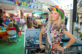 She has hosted hit40uk and the weekday breakfast show on capital yorkshire . Tv And Radio Favourite Stephanie Hirst Entertains The Crowds At Pride 2018 Bild Von The Merrion Centre Leeds Tripadvisor