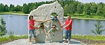 It is surrounded by fine restaurants, lively bars, galleries and boutiqes. Garten Der Sinne Eging A See